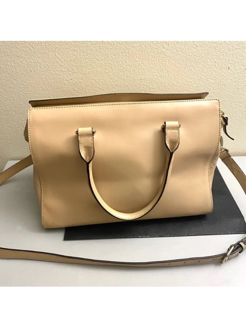 Kate Spade Elegant Beige Handbag genuine soft leather for every day. Like new.